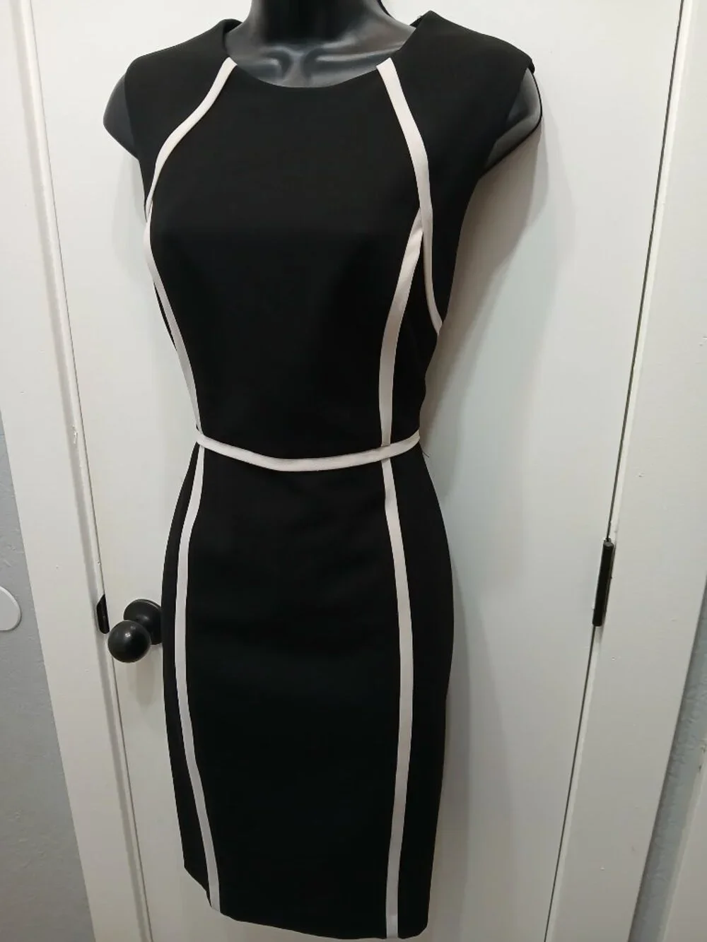 Ellen Tracy Classic Style Dress - Picture 4 of 11